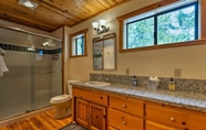 ห้องน้ำภายในห้อง 4 Black Bear by Avantstay Spacious Viking Lodge in Tahoe Donner w/ Game Room & Hot Tub!