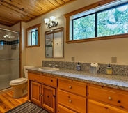 Phòng tắm bên trong 4 Black Bear by Avantstay Spacious Viking Lodge in Tahoe Donner w/ Game Room & Hot Tub!