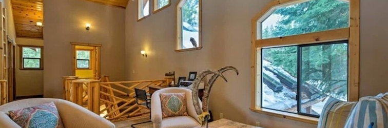 ล็อบบี้ Black Bear by Avantstay Spacious Viking Lodge in Tahoe Donner w/ Game Room & Hot Tub!