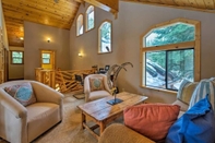 ล็อบบี้ Black Bear by Avantstay Spacious Viking Lodge in Tahoe Donner w/ Game Room & Hot Tub!