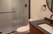 Toilet Kamar 6 Manitou Riverhouse 115 by Avantstay Spacious Condo in the Centre of Telluride