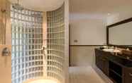 In-room Bathroom 3 Kanika Residence by Lofty