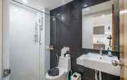 In-room Bathroom 5 Ozone Condo by Lofty