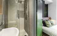 Toilet Kamar 4 Modern & Bright 1 Bedroom Studio Apt