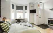 Kamar Tidur 3 Modern & Bright 1 Bedroom Studio Apt