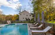 Swimming Pool 4 Cortland by Avantstay Charming Heritage Estate w/ Private Lake & Pool