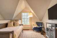 Bedroom Cortland by Avantstay Charming Heritage Estate w/ Private Lake & Pool