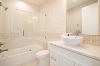 In-room Bathroom Edgewater by Avantstay Gorgeous Character Lakefront Home w/ Private Dock