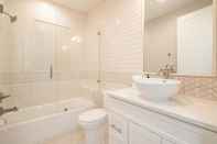 In-room Bathroom Edgewater by Avantstay Gorgeous Character Lakefront Home w/ Private Dock