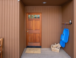 Lobby 2 Polaris by Avantstay Woodsy Tahoe Cabin With Spacious Deck Close to Lake