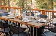 Nhà hàng 4 Polaris by Avantstay Woodsy Tahoe Cabin With Spacious Deck Close to Lake