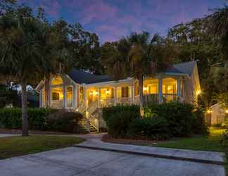 Exterior 2 Palmetto by Avantstay Gorgeous Character Home w/ Pool, Sun Room & Pool Table!