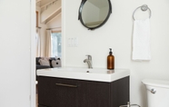 In-room Bathroom 7 Coppola by Avantstay Explore The Wineries Near This Gorgeous Healdsburg Home w/ Bar & Large Yard