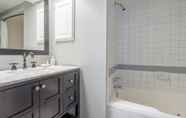 In-room Bathroom 4 Etta Place Too 107 by Avantstay Close to Town & The Slopes! In Complex w/ Communal Pool & Hot Tub
