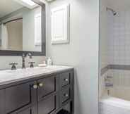 In-room Bathroom 4 Etta Place Too 107 by Avantstay Close to Town & The Slopes! In Complex w/ Communal Pool & Hot Tub