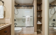 In-room Bathroom 2 Blue Starfish by Avantstay Ocean Views & Direct Cannon Beach Access