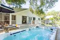 Swimming Pool Cast Away by Avantstay Stunning Modern Home Near Beach w/ Two Kitchens