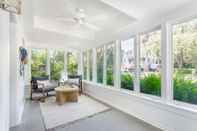 Common Space Cast Away by Avantstay Stunning Modern Home Near Beach w/ Two Kitchens