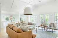 Lobby Cast Away by Avantstay Stunning Modern Home Near Beach w/ Two Kitchens
