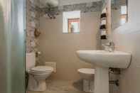 Toilet Kamar Five Stars Sicily Intera