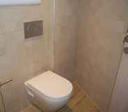 Toilet Kamar 6 GTD33702 - Feel the Acropolis Apt
