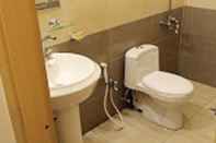 Toilet Kamar Al Qasim Hotel