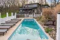สระว่ายน้ำ River Lodge by Avantstay 11 BR Historic Estate w/ Pool & Views of Hudson!