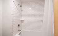 In-room Bathroom 5 Smuggler F by Avantstay Gorgeous Condo Close To Lift 7