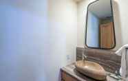 In-room Bathroom 5 Telemark B by Avantstay Ski In/ Ski Out at the Heart of Mountain Village!