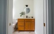 In-room Bathroom 7 Clementine By Avantstay Bright Modern Retreat w/ Pool, Pool Table & Large Patio