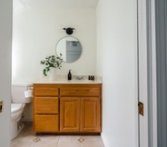 In-room Bathroom 7 Clementine By Avantstay Bright Modern Retreat w/ Pool, Pool Table & Large Patio