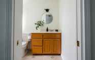 In-room Bathroom 7 Clementine By Avantstay Bright Modern Retreat w/ Pool, Pool Table & Large Patio
