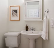 In-room Bathroom 4 Clementine By Avantstay Bright Modern Retreat w/ Pool, Pool Table & Large Patio