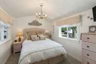 Bedroom Red Door Cottage by Avantstay Cute Cottage w/ Ocean Views 1 Block From Beach!