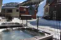 Entertainment Facility Cimarron Lodge 27 by Avantstay Ski-in/ski-out Property in Complex w/ Two Hot Tubs! Permit#10026