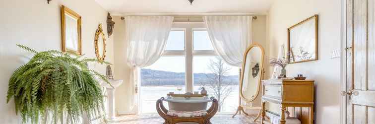 ล็อบบี้ River House by Avantstay Historic & Secluded Estate on the Hudson River w/ Pool Sleeps 24!