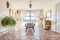 ล็อบบี้ River House by Avantstay Historic & Secluded Estate on the Hudson River w/ Pool Sleeps 24!