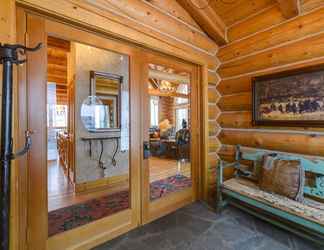 Lobby 2 Snowdrift Cabin by Avantstay Breathtaking Home w/ Prime Ski Access & Hot Tub