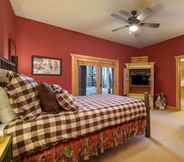Bedroom 6 Snowdrift Cabin by Avantstay Breathtaking Home w/ Prime Ski Access & Hot Tub