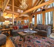 Lobby 2 Snowdrift Cabin by Avantstay Breathtaking Home w/ Prime Ski Access & Hot Tub