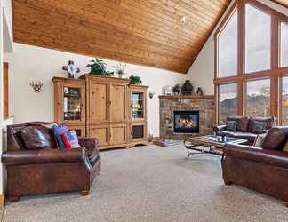 Lobby 2 Russell Home by Avantstay Expansive Deck, Stunning Views & Hot Tub!