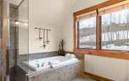 In-room Bathroom 4 Russell Home by Avantstay Expansive Deck, Stunning Views & Hot Tub!