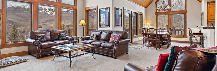 Lobby Russell Home by Avantstay Expansive Deck, Stunning Views & Hot Tub!