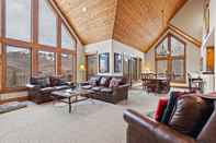 Lobby Russell Home by Avantstay Expansive Deck, Stunning Views & Hot Tub!