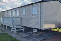 Exterior Lovely 8 Berth Direct Beach Access