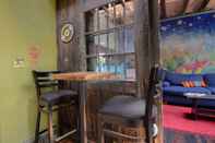 Bar, Kafe, dan Lounge Michie Hostel