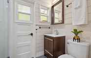 In-room Bathroom 7 Hale Oahu Cottage by Avantstay Stunning Beachfront Estate!