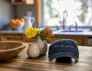 Lobby 2 Sweet Pine by Avantstay Cozy Character Cottage in Tahoma!