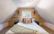 Bedroom 3 Sweet Pine by Avantstay Cozy Character Cottage in Tahoma!