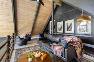 Lobby 4 The Matterhorn Manor by Avantstay Harry Potter Inspired A-frame Home w/ Hot Tub & Views